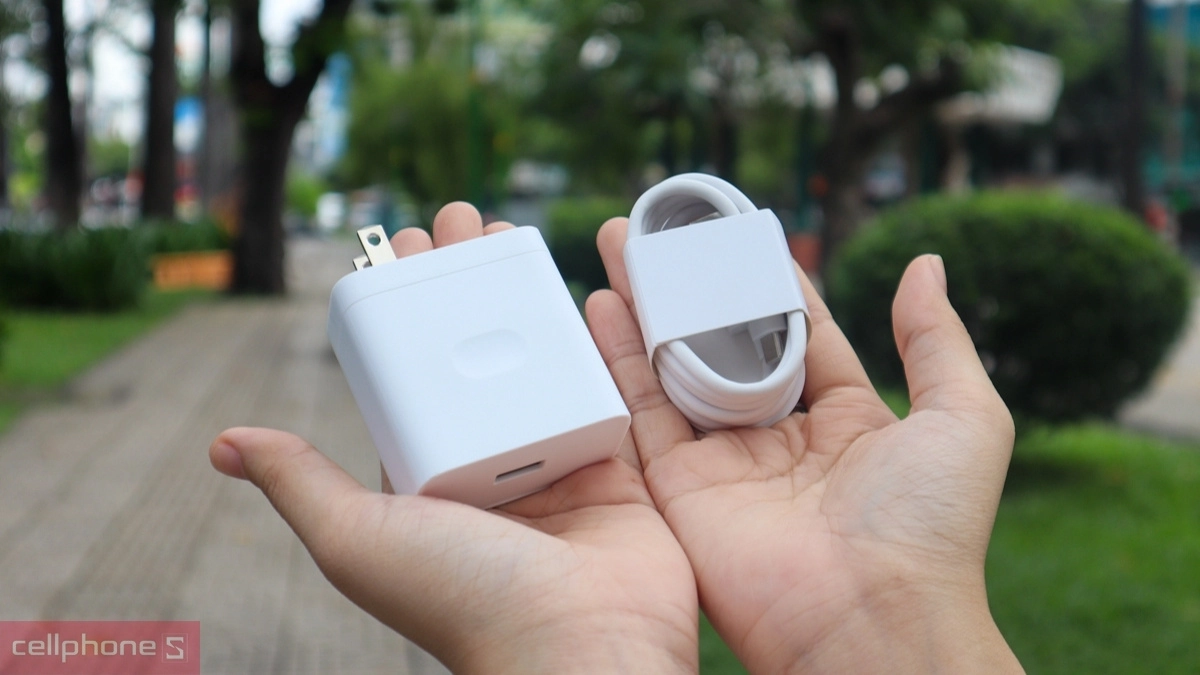 OPPO A7 Pro 5G đi kèm củ sạc nhanh cùng cáp USB Type-C