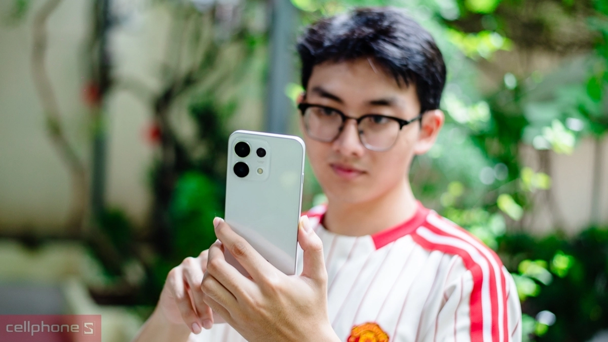 Giá dự kiến của điện thoại OPPO Reno 16F phiên bản màu trắng tím thời trang từ 15 triệu đến 20 triệu VNĐ