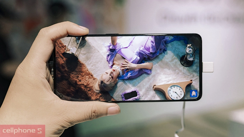 Thiết kế OPPO Reno7 Pro mỏng nhẹ, nhiều màu sắc sang trọng