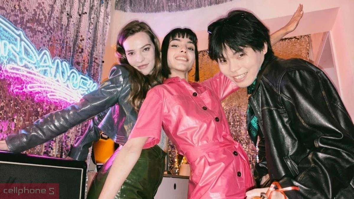 OPPO Reno14 sở hữu ống kính tele 3.5x hỗ trợ zoom quang học và chống rung quang học OIS, giúp chụp ảnh cận cảnh rõ nét mà không bị giảm chất lượng