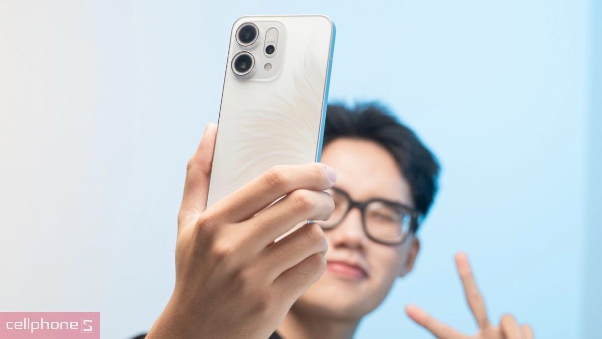 OPPO Reno14 5G sở hữu họa tiết đuôi cá chuyển sắc rực rỡ