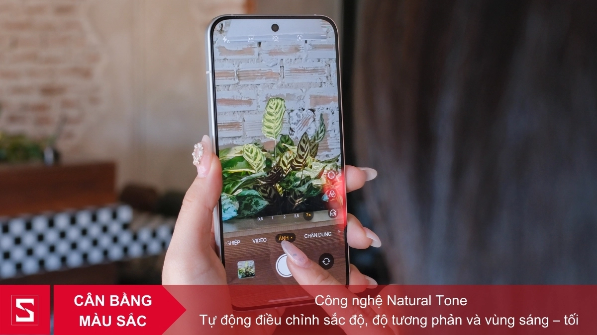 Chụp ảnh Selfie sống động đầy màu sắc trên Reno 15 với đèn đa sắc và đèn thông minh với nhiều tông màu bao phủ ống kính