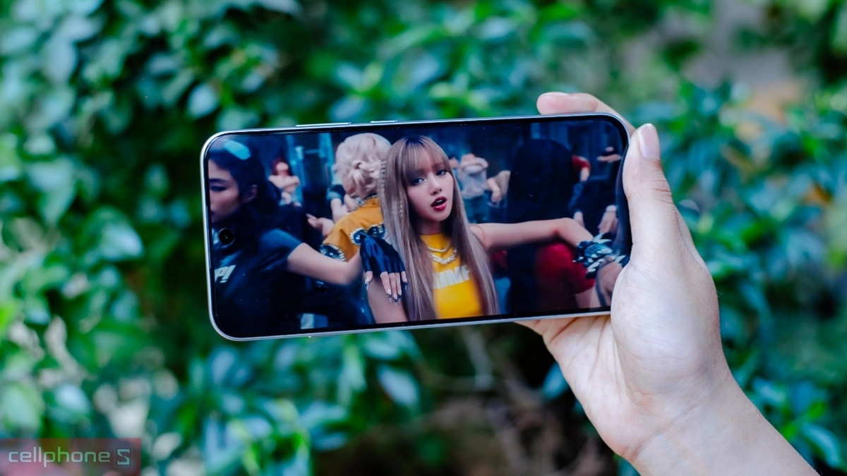 Mặt trước màn hình tràn viền mỏng kèm các thông số kỹ thuật ấn tượng của OPPO Reno 16F Mặt trước màn hình tràn viền mỏng kèm các thông số kỹ thuật ấn tượng của OPPO Reno 16F
