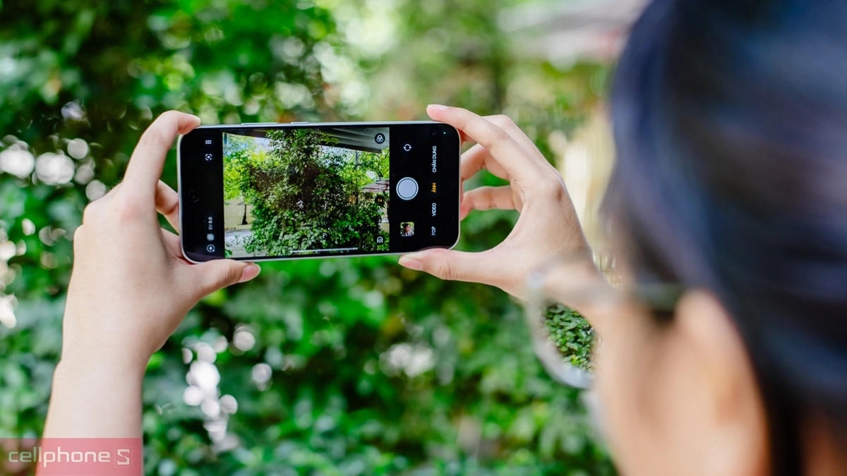 Cận cảnh cụm ba camera sau 50MP hỗ trợ chống rung OIS và đèn flash trên OPPO Reno 16 F Cận cảnh cụm ba camera sau 50MP hỗ trợ chống rung OIS và đèn flash trên OPPO Reno 16 F