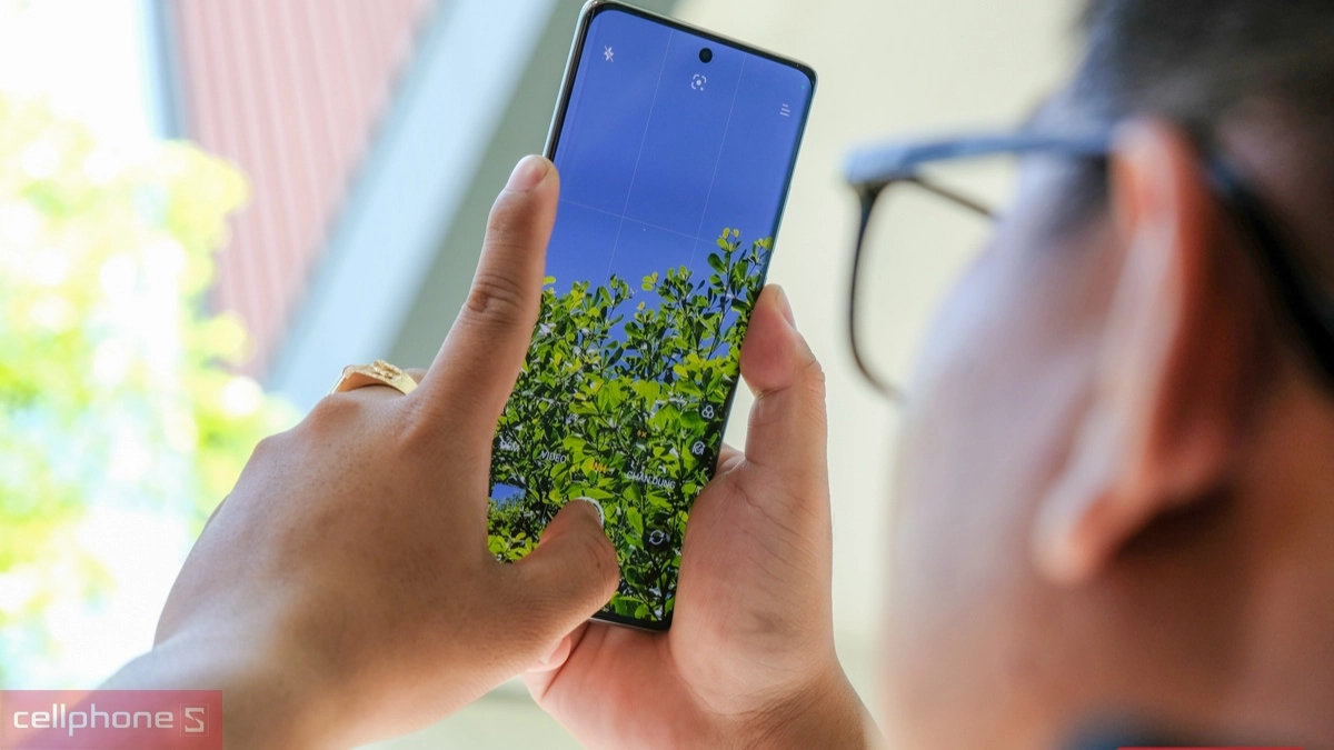 Camera chính 50MP siêu nét + OIS