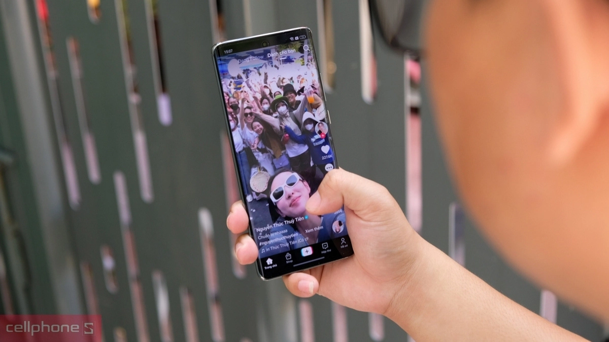OPPO Reno10 Pro Plus+ có dải màu rộng, phù hợp xem phim và game