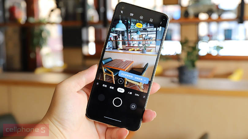 Bắt trọn khung hình sắc nét với 3 camera sau cảm biến cao, camera trước đục lỗ