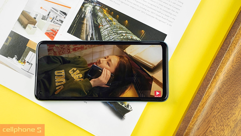 Chất liệu cao cấp, màn hình Super AMOLED