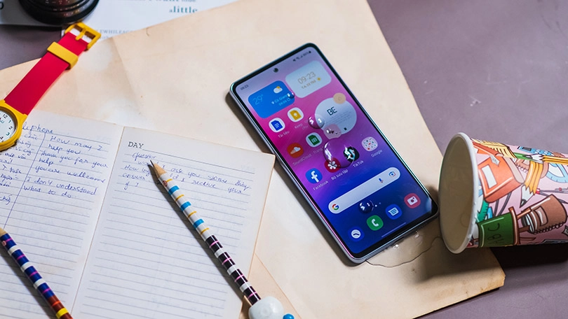 Samsung A53 có trọng lượng nhẹ, kháng bụi nước tốt