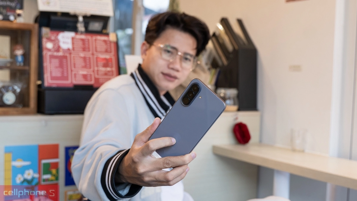 Samsung Galaxy A57 có mức giá hợp lý trong phân khúc cận cao cấp 