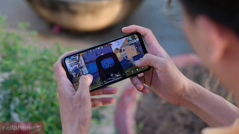 Cấu hình mượt mà với chip Exynos 1280 và RAM lớn