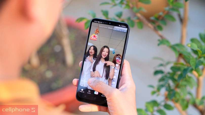 Màn hình Super AMOLED, hiển thị sống động ngoài trời