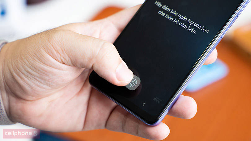 Dung lượng pin tận 5000mAh, tích hợp cảm biến vân tay bảo mật cao