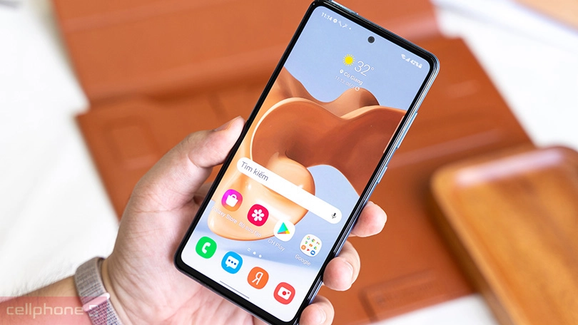 Màn hình 6.5 inch và tấm nền Super AMOLED