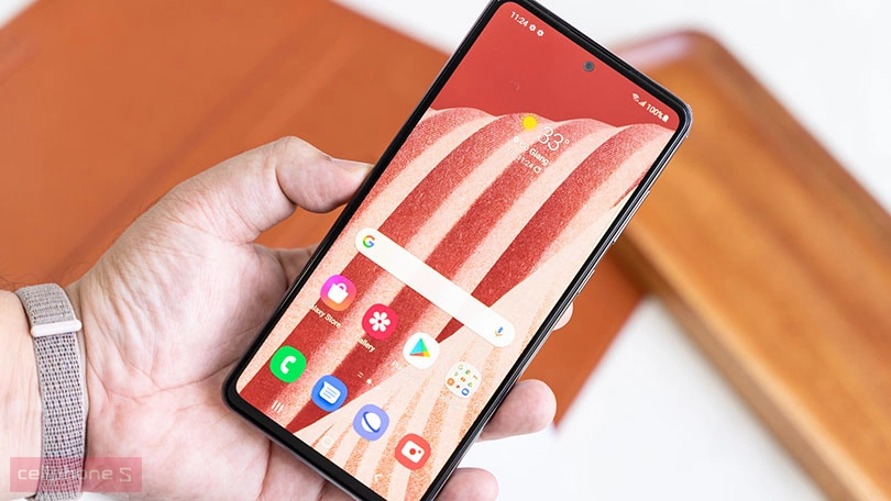 Kích thước nhỏ gọn bóng bẩy, màn hình AMOLED 6.7 inch Full HD+ sắc nét