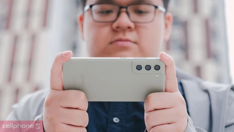 Phiên bản Galaxy S21 cũ xước cấn