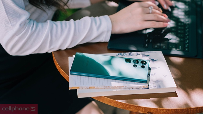 Samsung S22 Ultra 5G có thiết kế sang trọng với độ bền tối ưu