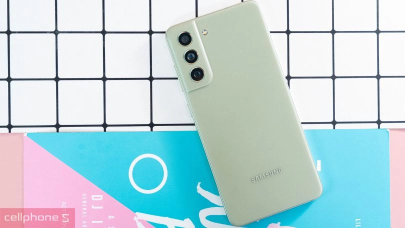 Samsung Galaxy S21 FE 8GB 128GB - Cũ Trầy Xước vẫn đảm bảo hiệu năng mượt mà nhờ vi xử lý Exynos 2100. Kết hợp RAM 8GB và bộ nhớ trong 128GB đáp ứng tốt nhu cầu làm việc hay giải trí. Trải nghiệm hình ảnh sống động trên màn hình 6.4 inch Dynamic AMOLED 2X, độ phân giải Full HD+ sắc nét và tần số quét 120Hz.   Dù thuộc dòng máy cũ có trầy xước, Samsung Galaxy S21 FE vẫn đảm bảo hoạt động ổn định với các tính năng cơ bản. Cụm camera sau 12MP + 8MP + 12MP mang lại ảnh chụp chất lượng, trong khi camera trước 32MP hỗ trợ chụp selfie rõ nét. Viên pin 4500mAh kết hợp sạc nhanh 25W giúp kéo dài thời gian sử dụng cho mọi tác vụ.  samsung-galaxy-s21-fe-8gb-128gb-cu-tray-xuoc  Samsung Galaxy S21 FE 8GB 128GB - Cũ Trầy Xước sở hữu thiết kế hiện đại với khung viền kim loại chắc chắn, mặt lưng nhựa nhám hạn chế bám vân tay. Dù là máy cũ có trầy xước, tổng thể thiết bị vẫn giữ được sự sang trọng, phù hợp cho người dùng cần một chiếc flagship với giá hợp lý.