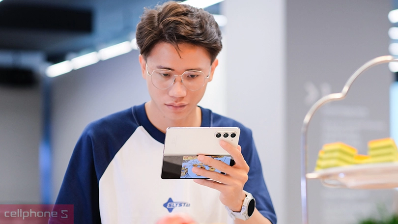 Pin dung lượng chuẩn, sạc nhanh liên tục