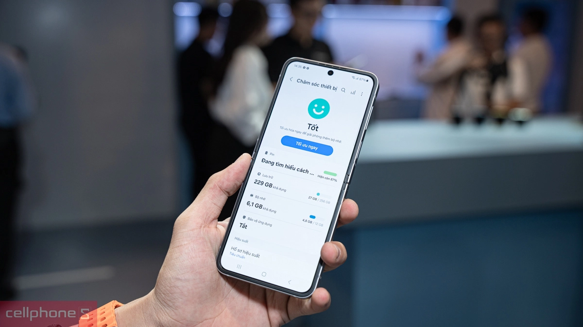 Dung lượng pin cao, hỗ trợ sạc nhanh tiện lợi