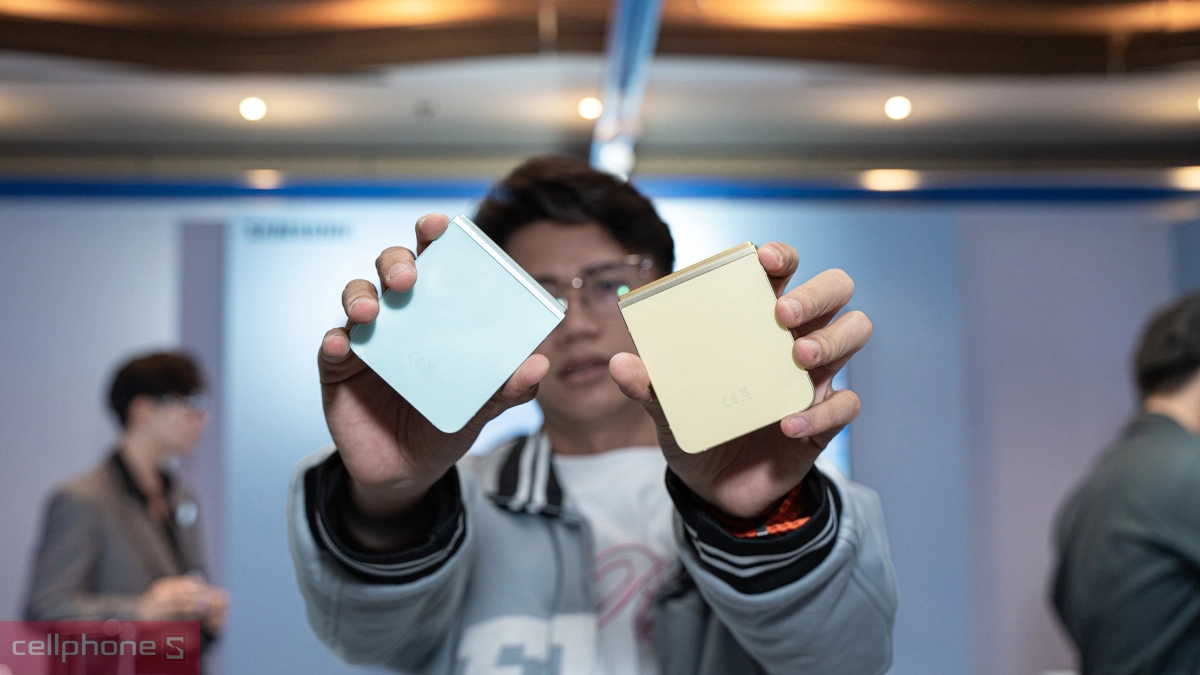 So sánh Samsung Galaxy Z Flip mới với phiên bản tiền nhiệm