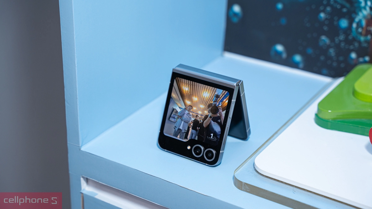 Thiết kế tinh gọn, khung titan sang trọng