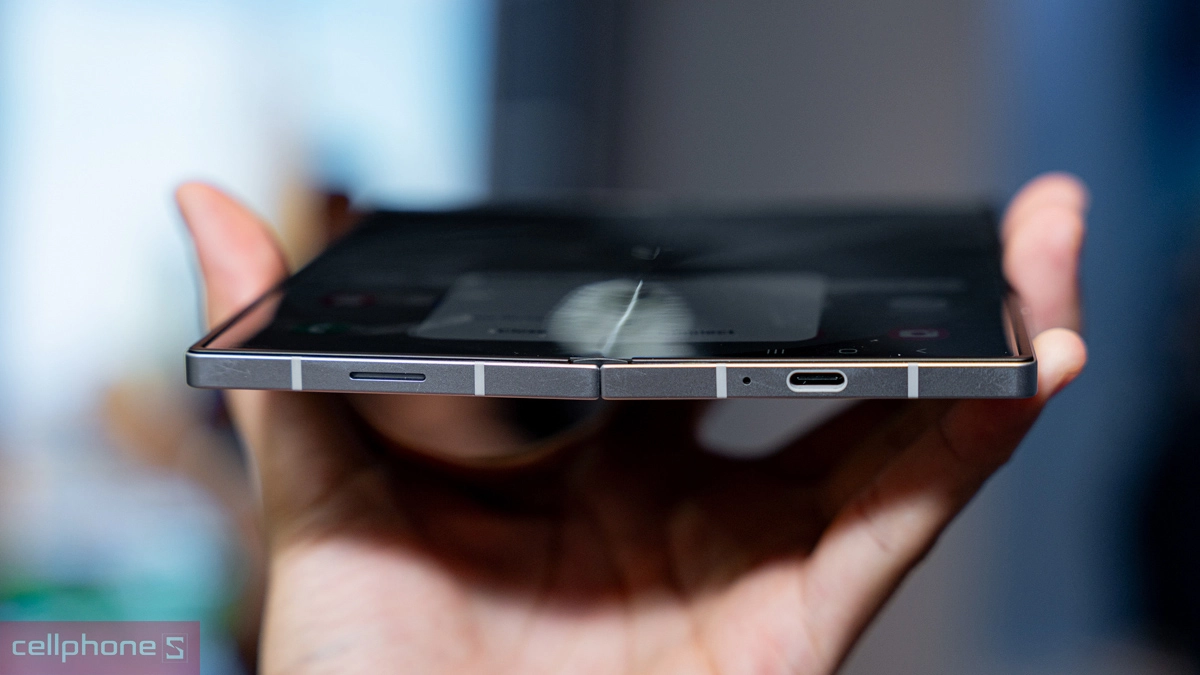 Thiết kế đột phá với khung titan siêu mỏng nhẹ