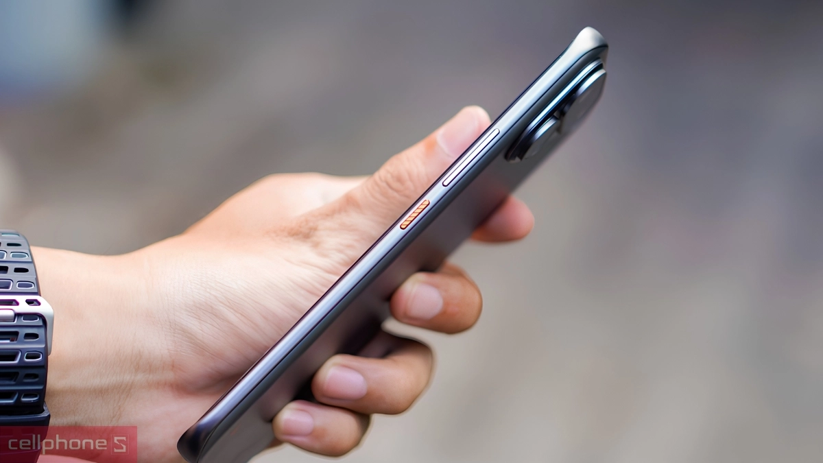 TECNO Pova Curve 2 thể hiện kiểu dáng mỏng gọn qua cạnh bên