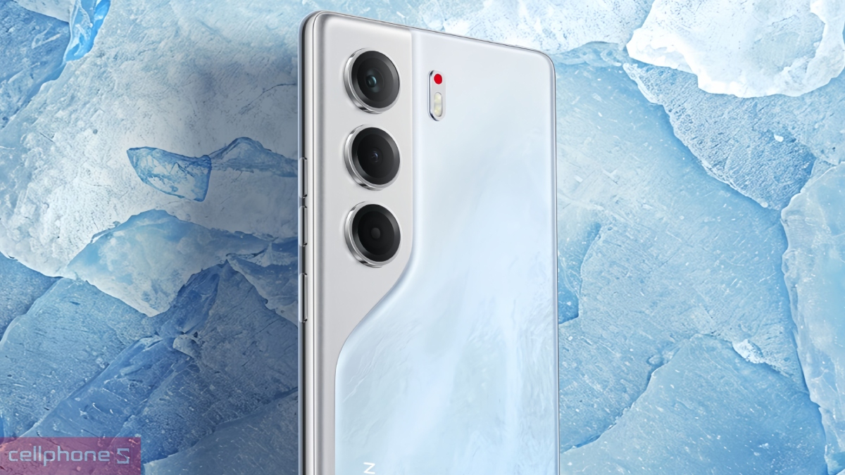 Thiết kế cụm camera sau xếp dọc cao cấp trên điện thoại TECNO màu xanh băng