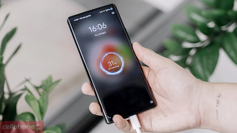 Pin dung lượng lớn, hỗ trợ sạc nhanh thoải mái sử dụng