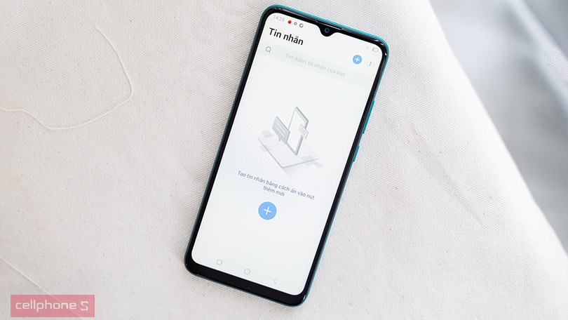 Mặt lưng hoàn thiện nhựa nhám, màn hình IPS sắc nét
