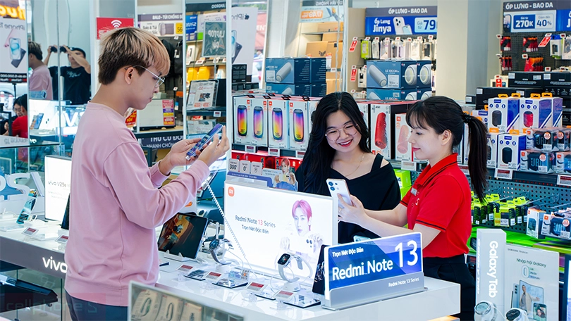 Trên tay trực tiếp Xiaomi Redmi Note 13 Pro chính hãng tại khu demo CellphoneS