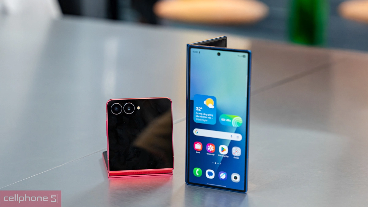 Màn hình chính và màn hình ngoài của điện thoại Samsung Galaxy gập mới