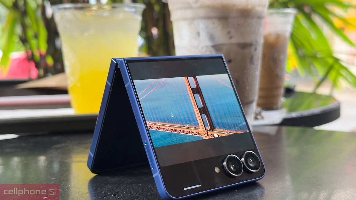 Điện thoại Samsung Galaxy gập mới dạng gập dọc nhỏ gọn phù hợp mang theo hằng ngày
