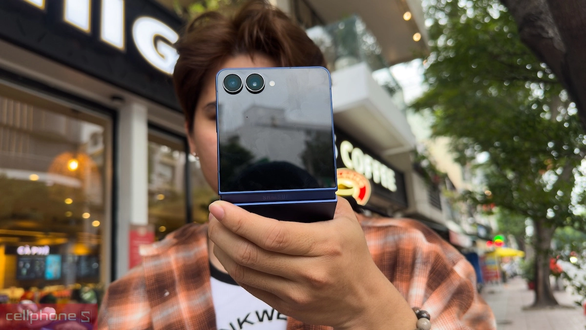 Điện thoại Samsung Galaxy gập mới phiên bản gập ngang sở hữu camera cao cấp