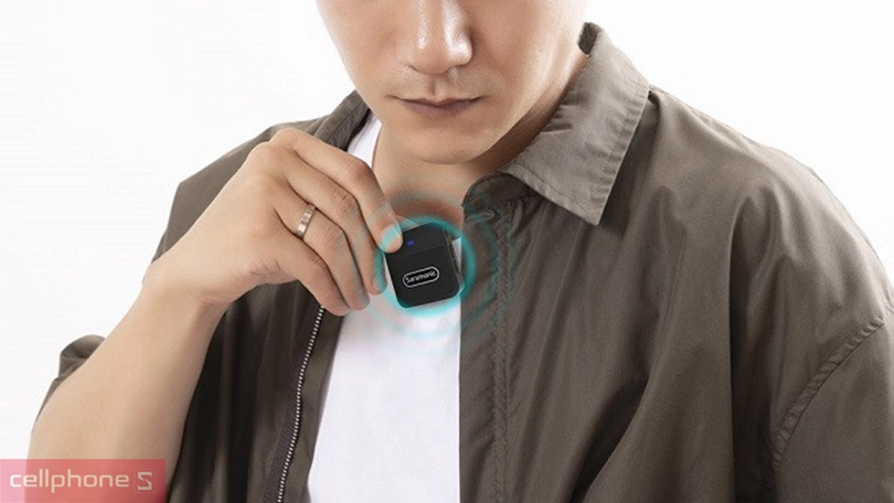 Microphone Saramonic Blink 100 B3 iOS - Nhỏ gọn, linh hoạt Microphone Saramonic Blink 100 B3 iOS là bộ micro không dây chuyên dùng cho các thiết bị iOS. Thiết bị nổi bật với kiểu dáng nhỏ gọn, sử dụng tiện lợi, tương thích tốt và khả năng thu âm chất lượng cao. Kiểu dáng linh hoạt, khử ồn thông minh Microphone Saramonic Blink 100 B3 iOS là bộ micro dành cho các sản phẩm của Apple như iPhone, iPad. Thiết bị có kiểu dáng nhỏ gọn, được tích hợp kẹp cố định giúp bạn dễ dàng gắn microphone vào cổ áo, túi áo hay túi quần mà không gây vướng víu, mang lại sự tiện lợi trong quá trình thu âm. microphone-saramonic-blink-100-b3-iOS-1 Microphone Saramonic Blink 100 B3 iOS gây ấn tượng với người dùng bởi những thông số và tính năng mạnh mẽ. Sản phẩm được tích hợp micro đa hướng cho khả năng thu âm 360 độ. Tốc độ truyền dẫn không dây lên đến 2.4GHz cùng khả năng khử ồn tiên tiến, loại bỏ bớt tạp âm và tập trung vào giọng nói của người dùng.  Tương thích cao, lượng pin 10 giờ Microphone Saramonic Blink 100 B3 iOS sở hữu khả năng tương thích tốt và ghép nối nhanh chóng với các thiết bị iOS nhờ kết nối Plug and Play. Người dùng có thể sử dụng micro cho nhiều mục đích như quay Vlog, Livestream, giảng dạy, hội họp,... microphone-saramonic-blink-100-b3-iOS-2 Bộ micro được trang bị viên pin cho thời lượng lên đến 10 giờ, sử dụng cổng sạc USB-C. Ngoài ra, thiết bị còn nổi bật với phạm vi hoạt động lên đến 50m trong môi trường không vật cản. Mua ngay Microphone Saramonic Blink 100 B3 iOS chất lượng cao tại CellphoneS Microphone Saramonic Blink 100 B3 iOS sở hữu nhiều ưu điểm vượt trội hứa hẹn sẽ đem lại cho người dùng những trải nghiệm thu âm tuyệt vời. Nếu bạn muốn tìm mua bộ micro chất lượng này thì đừng quên ghé đến hệ thống cửa hàng CellphoneS để được sở hữu sản phẩm với giá thành hấp dẫn nhé.