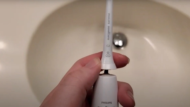 Hướng dẫn cách tháo và thay thế đầu bàn chải điện Philips W2 HX6062/67