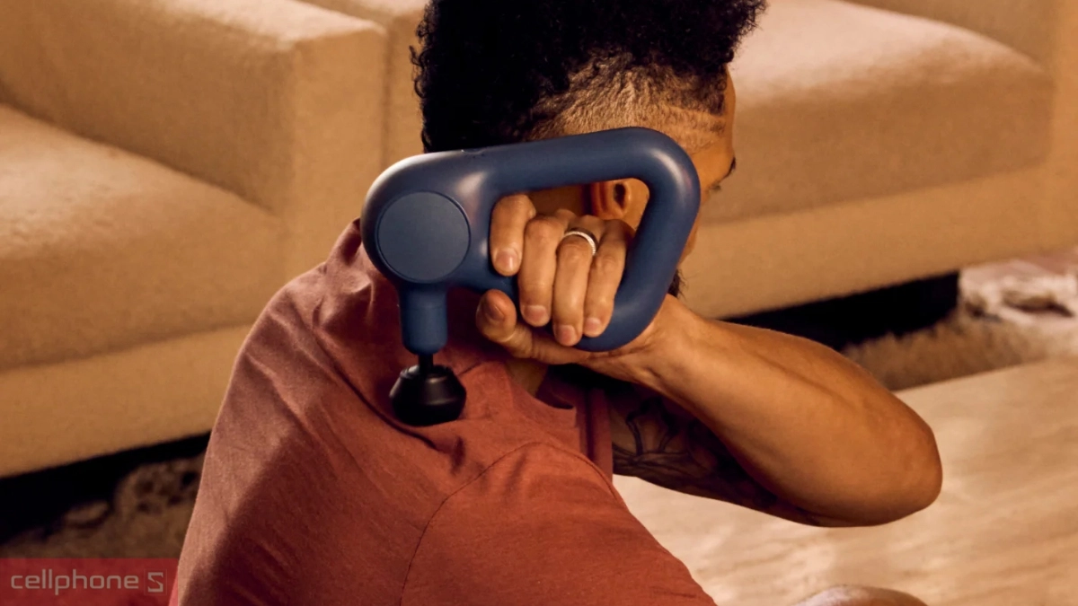 Thiết kế tay cầm tam giác của Súng massage Theragun Relief