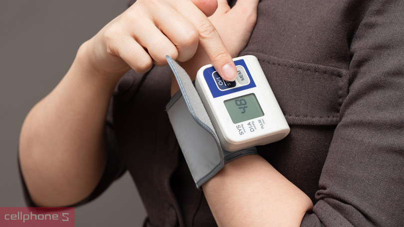 Máy đo huyết áp cổ tay là loại máy gì