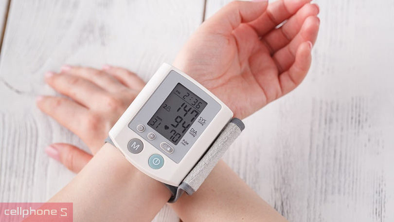 Máy đo huyết áp cổ tay dễ dàng sử dụng