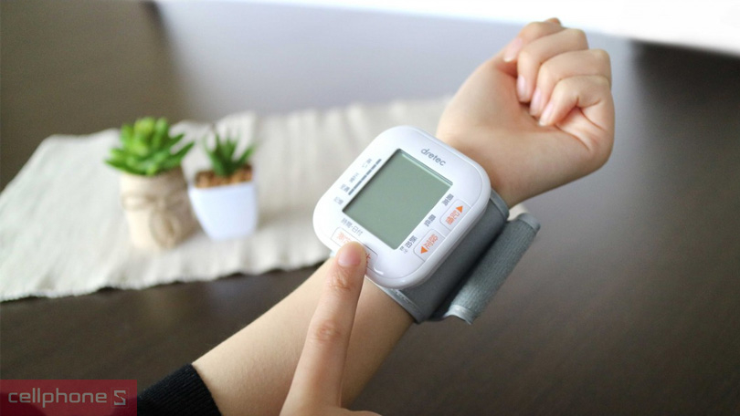 Chọn máy đo huyết áp cổ tay theo giá thành