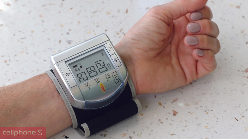 Máy đo huyết áp cổ tay đa dạng tiện ích