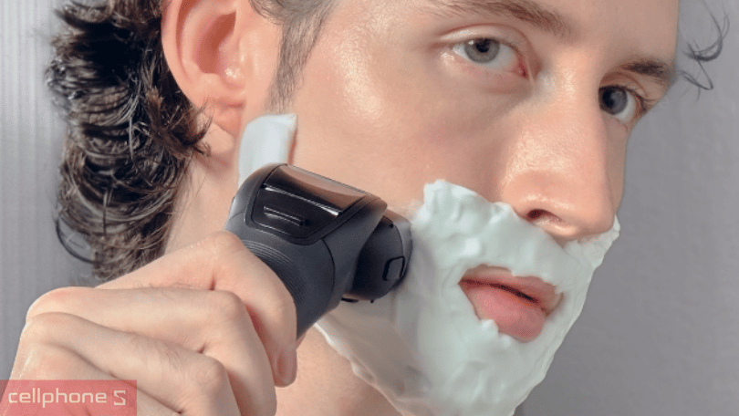 Máy cạo râu Panasonic ES-LT2B-K751 - 3 lưỡi dao bằng thép không gỉ