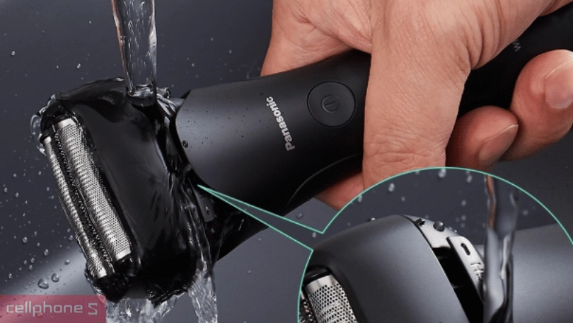 Máy cạo râu Panasonic ES-LT2B-K751 - 3 lưỡi dao bằng thép không gỉ