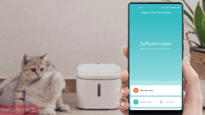Dung tích chứa 2 lít, đảm bảo nhu cầu nước của thú cưng trong nhiều ngày