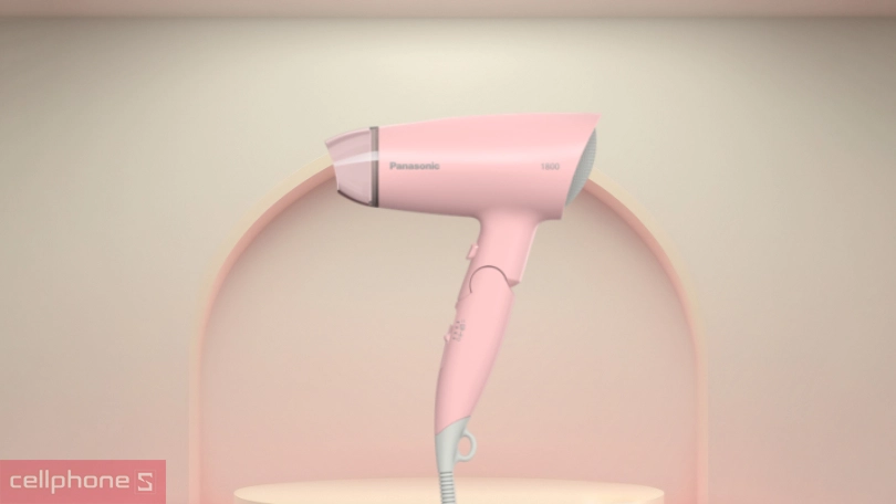 Máy sấy tóc Panasonic EH-ND37-P645 với thiết kế có thể gấp gọn tiện lợi