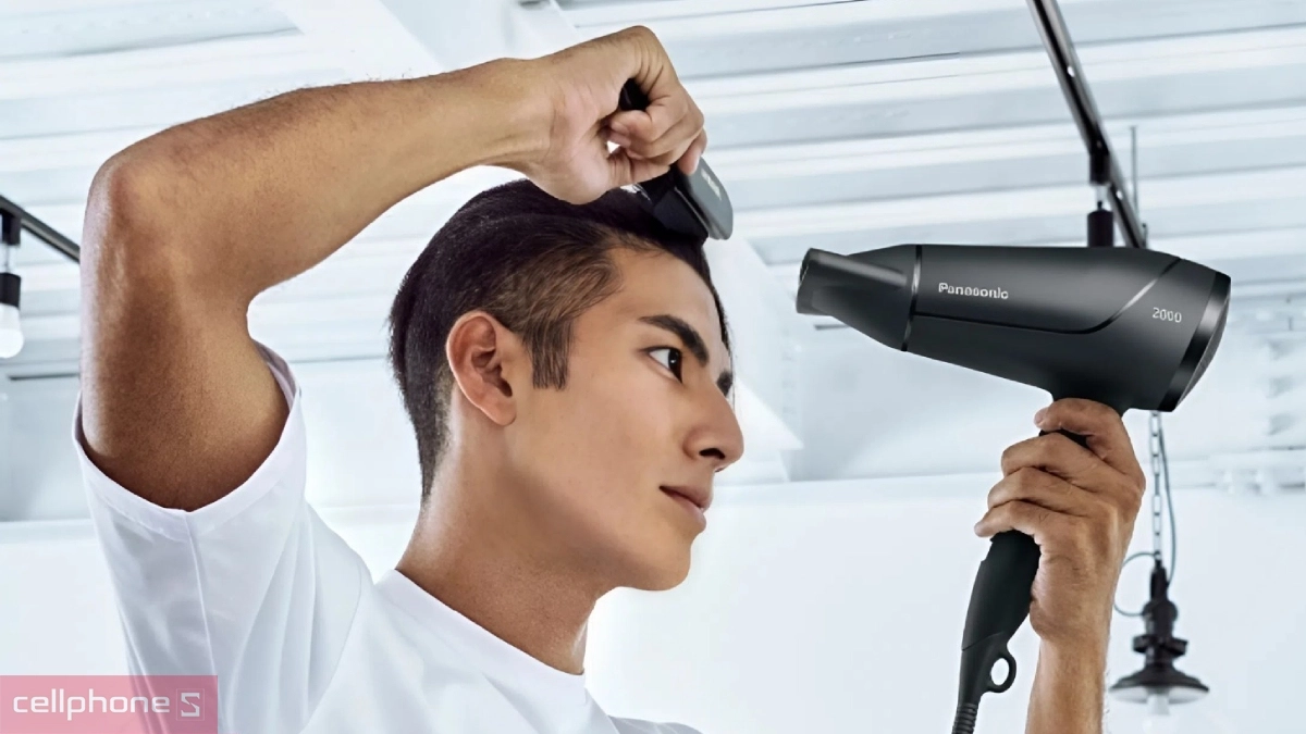 Máy sấy tóc Panasonic EH-ND65-K645 2000W nổi bật với trọng lượng vừa
