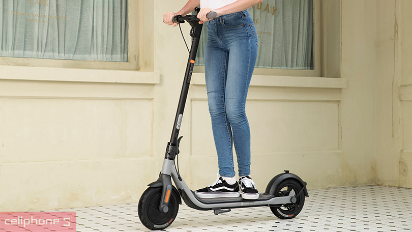 Xe điện Scooter Segway Ninebot D18W - Thiết kế năng động, vận hành êm ái