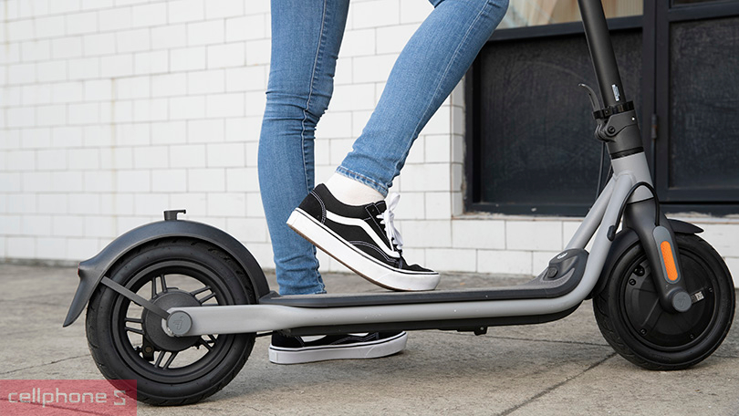 Xe điện Scooter Segway Ninebot D18W - Thiết kế năng động, vận hành êm ái