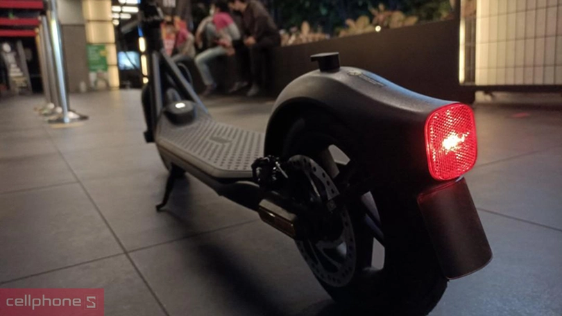 Xe Scooter điện Segway Ninebot F12 - Thiết kế năng động, di chuyển an toàn